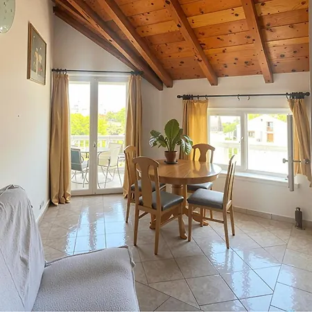 Appartement In With House Sea View